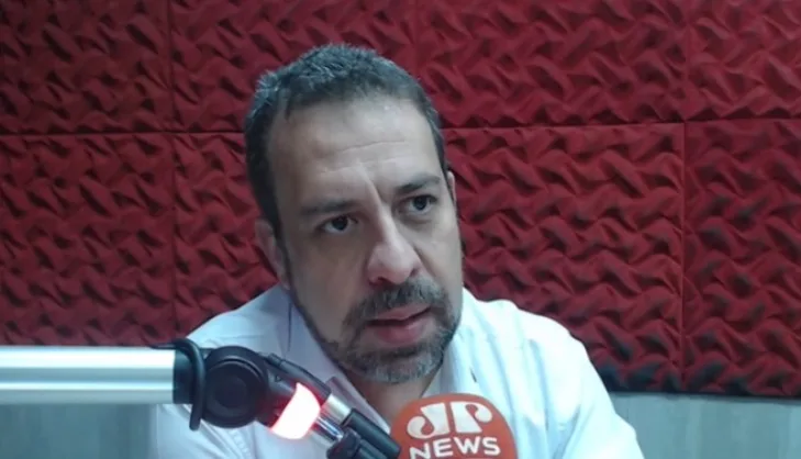 Sobre cenário eleitoral, Boulos diz que Flávio Bolsonaro é "mais sujo do que pau de galinheiro"