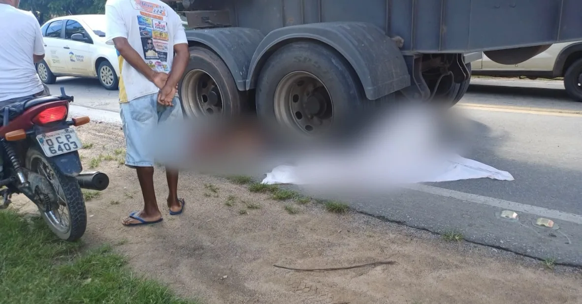 Motociclista morre após ser atropelado e arrastado por caminhão no interior do Ceará