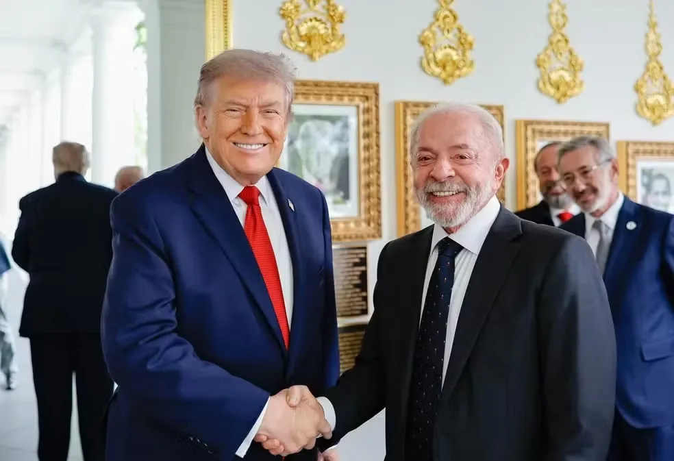 Trump elogia Lula após reunião na Casa Branca e chama presidente brasileiro de "cara inteligente"
